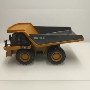 YI GONG  Dump Truck (with Metal Bed & Lights) Pre-owned Needs Battery No Remote